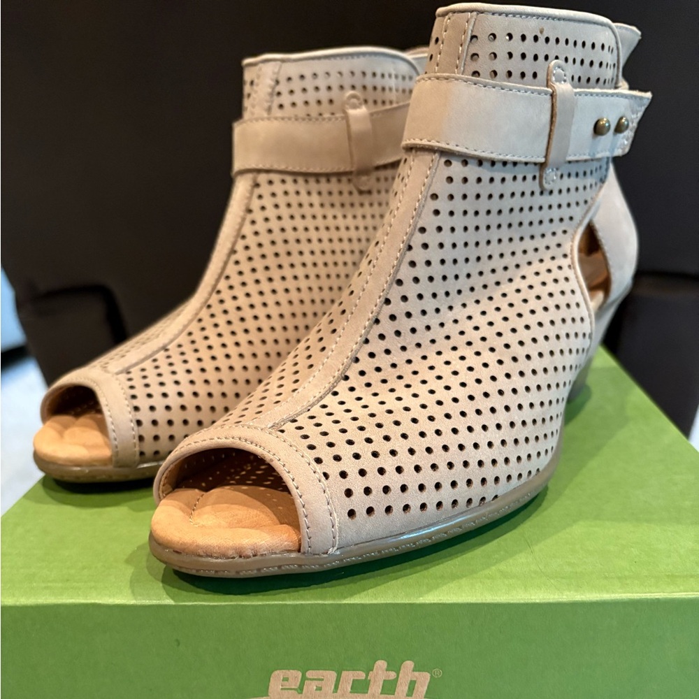 Earth Women's Peep Toe Ankle Boots - Cream/Taupe